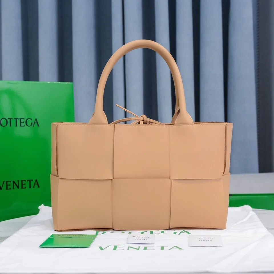 Batch 1760 Medium Arco, BottegaVeneta# 🧷Early spring SLIP tote handbag, the oversized woven design really makes it a huge gap from ordinary tote bags🔗🔗The interior is matched with a leather system ⛓Daniel Lee leads the brand gene to continue to evolve with fresh inspiration🧬🧬 Shows the balance between luxury and reality👉Almond color Size: 30*20*12, model 9893#